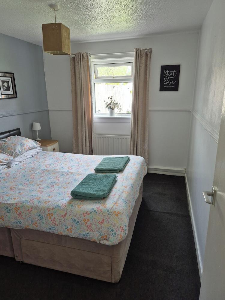 Apt Situated Next to Queen Elizabeth Hospital