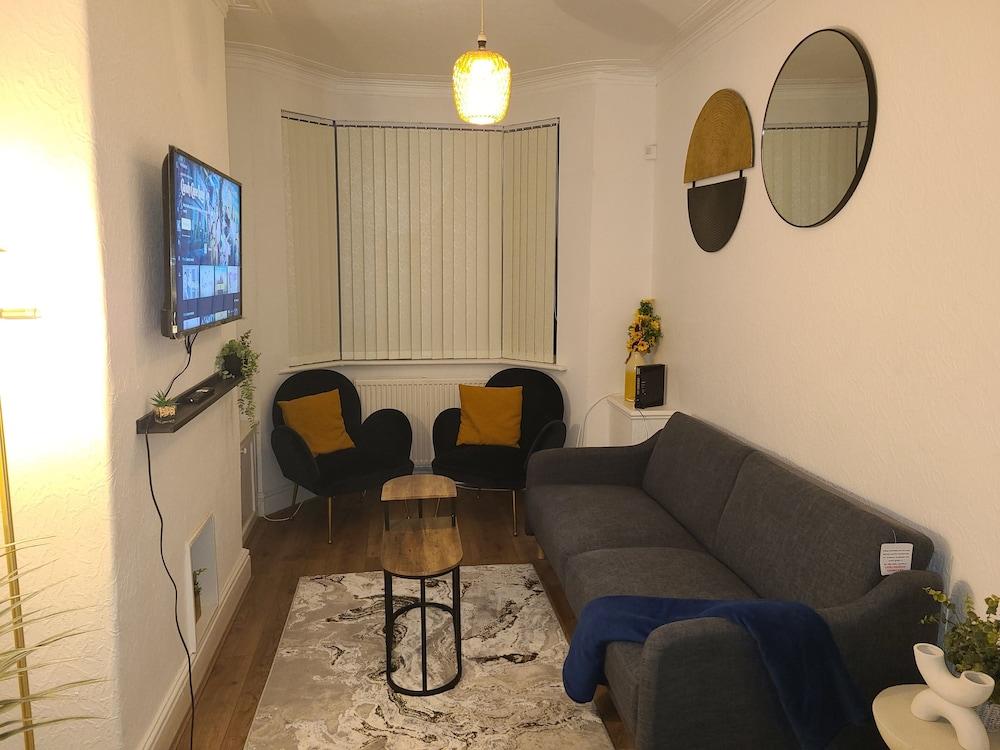 Louluxe Modern Cosy Home