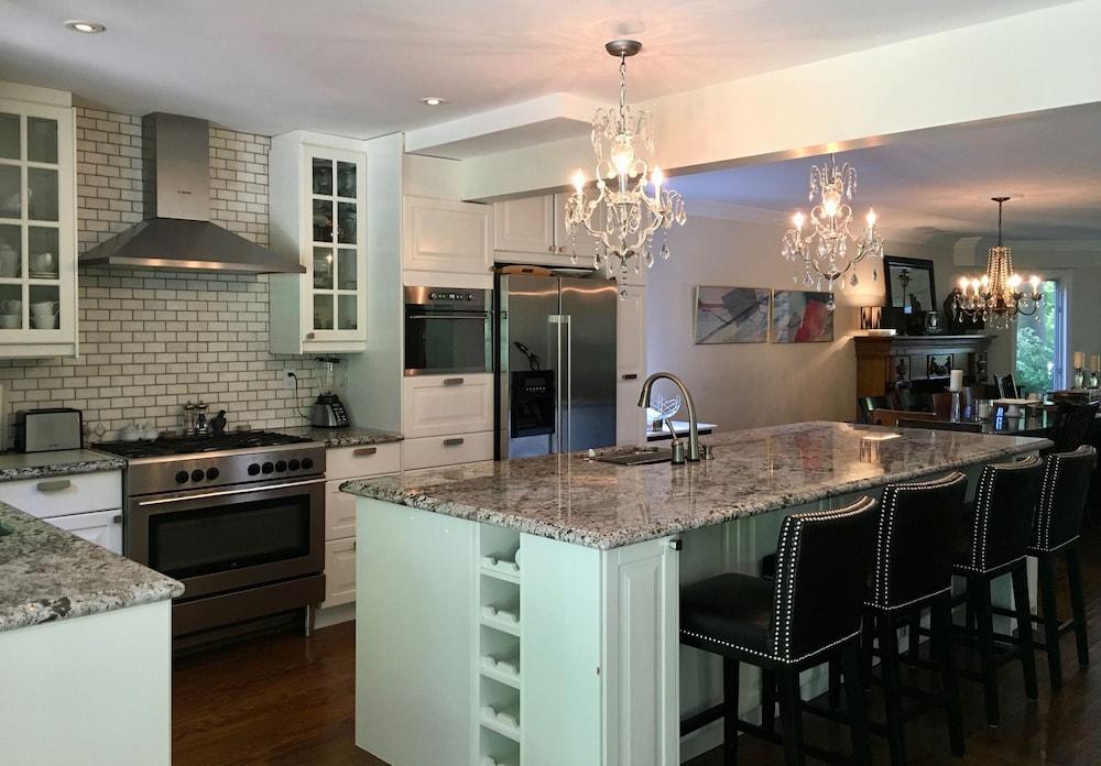 Executive 5-Bedroom with Lakeview